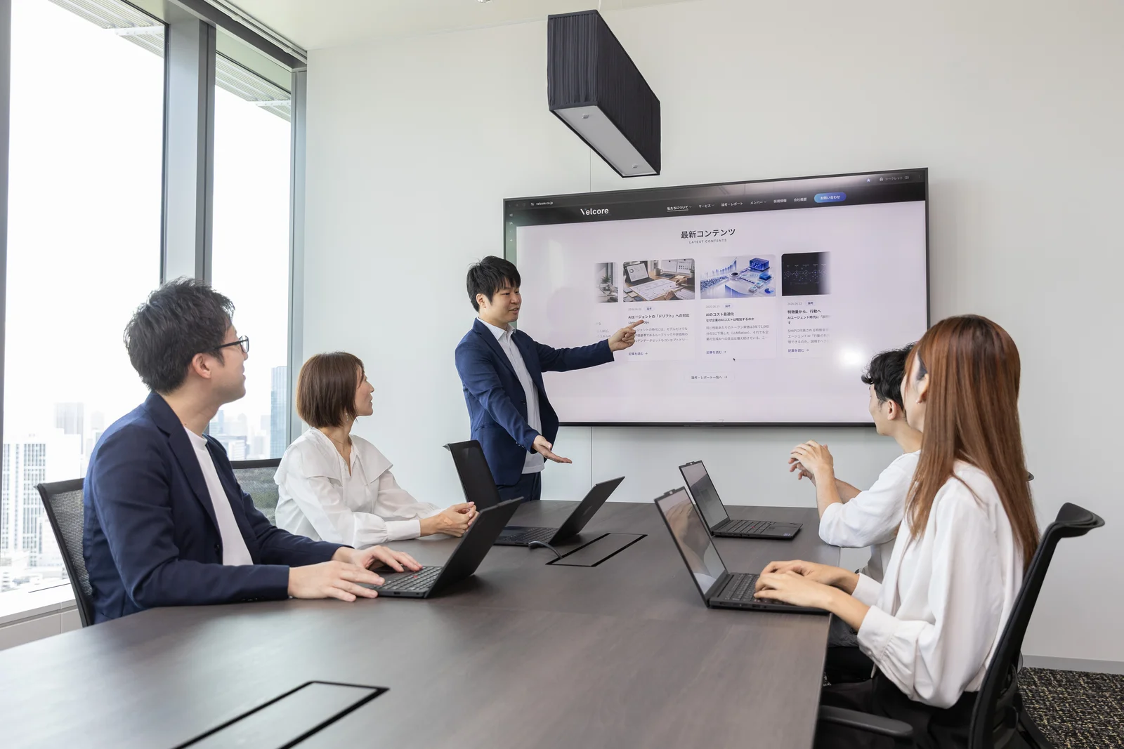モニターを囲んで情報や知見を共有するLabのメンバー